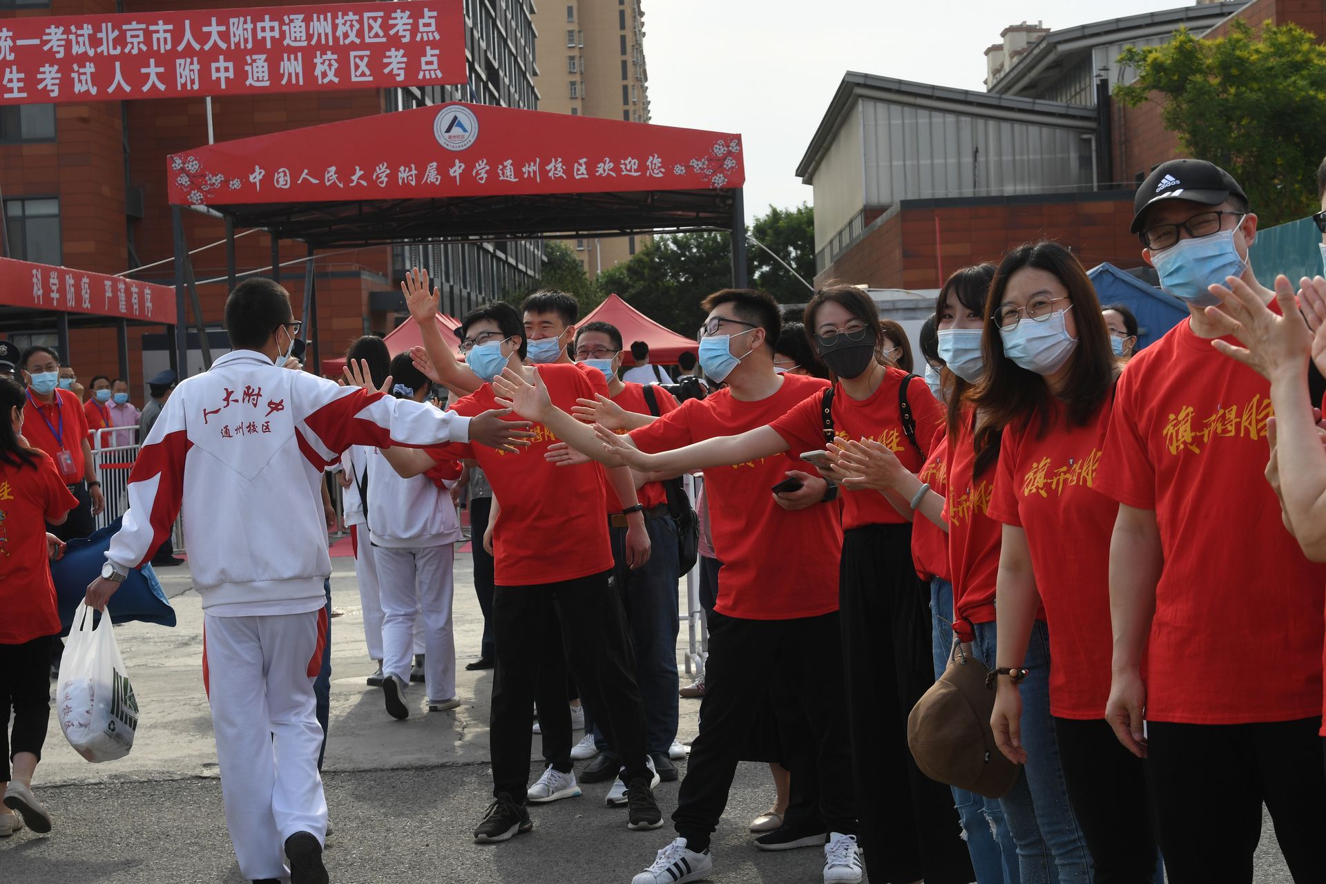 中国史上参加人数最多高考图看疫情下首日现场 人在洛杉矶网lapeople Com